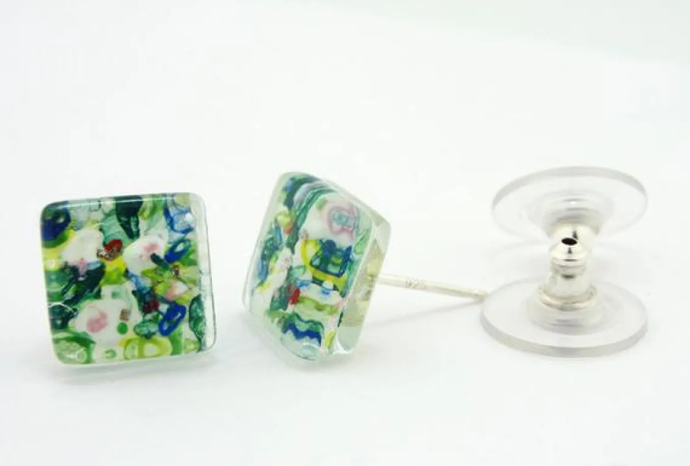 Momo. Nenuphar Posts.