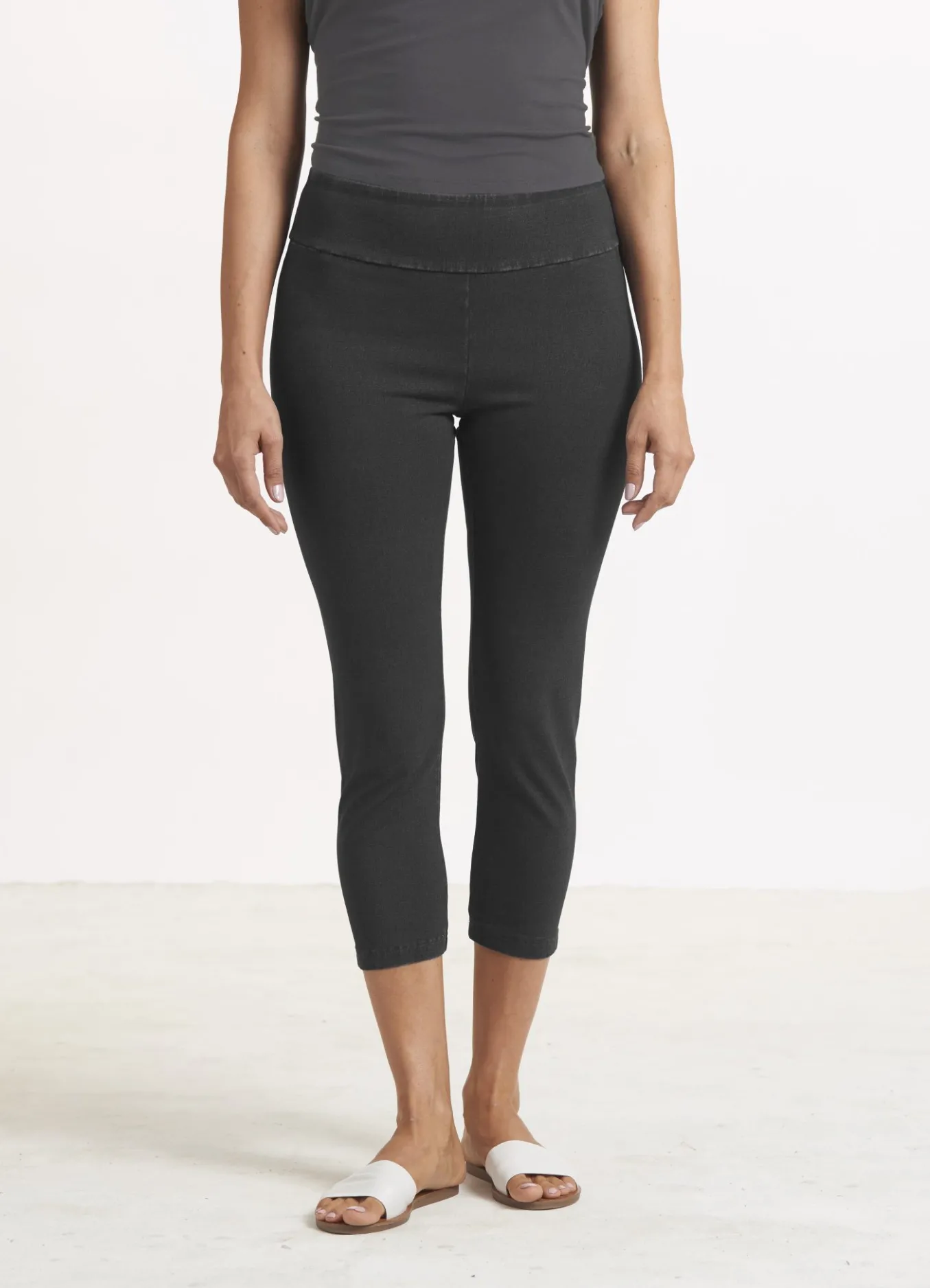 Habitat. Stone Wash Cotton Stretch Crop Pant In *Black*.