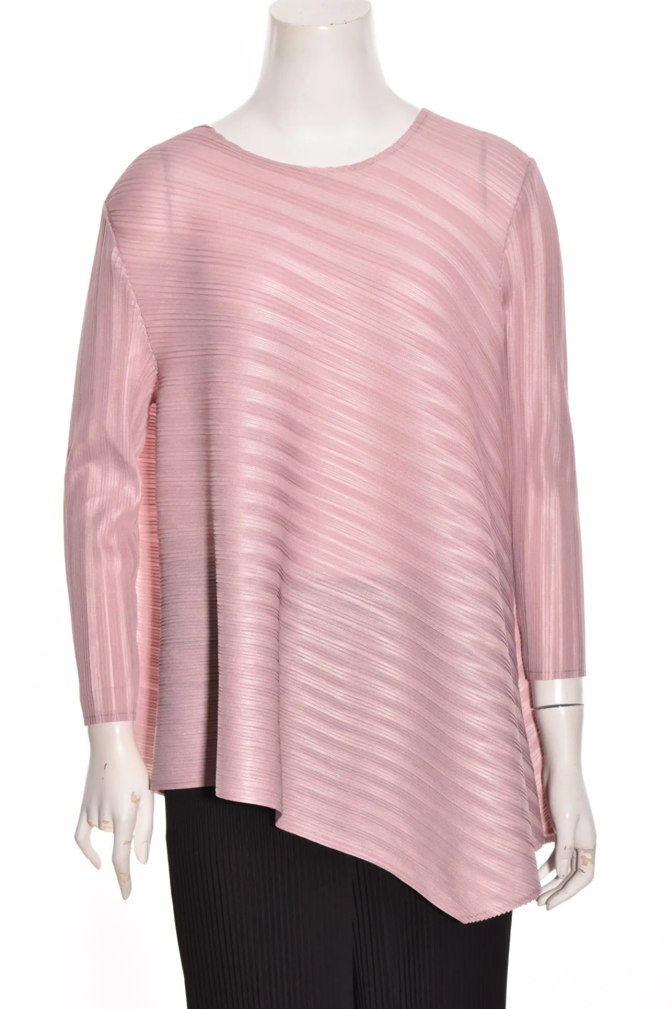 Vanite Couture. Angled Three Quarter Sleeve Scoopneck Top.