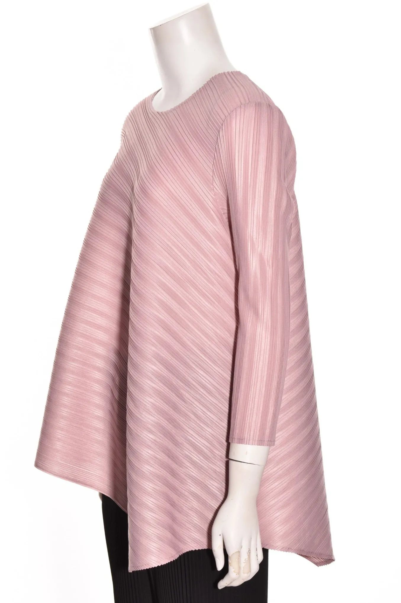 Vanite Couture. Angled Three Quarter Sleeve Scoopneck Top.